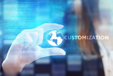 İş, teknoloji, Internet ve ağ kavramı. Geleceğin sanal bir ekranda çalışan genç bir girişimci ve yazıt görür: özelleştirme