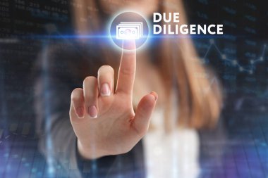 İş, teknoloji, Internet ve ağ kavramı. Geleceğin sanal bir ekranda çalışan genç bir girişimci ve yazıt görür: Due diligence
