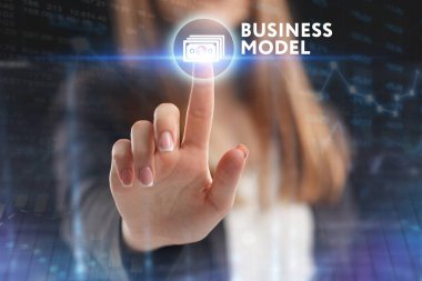 İş, teknoloji, Internet ve ağ kavramı. Geleceğin sanal bir ekranda çalışan genç bir girişimci ve yazıt görür: iş modeli