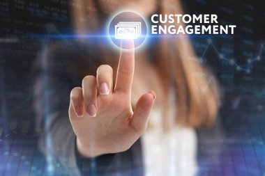 İş, teknoloji, Internet ve ağ kavramı. Geleceğin sanal bir ekranda çalışan genç bir girişimci ve yazıt görür: müşteri kazanımı