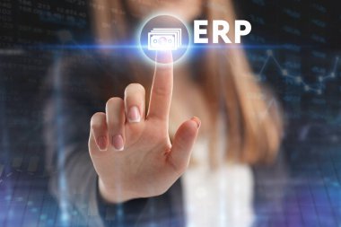 İş, teknoloji, Internet ve ağ kavramı. Geleceğin sanal bir ekranda çalışan genç bir girişimci ve yazıt görür: Erp