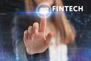 İş, teknoloji, Internet ve ağ kavramı. Geleceğin sanal bir ekranda çalışan genç bir girişimci ve yazıt görür: Fintech