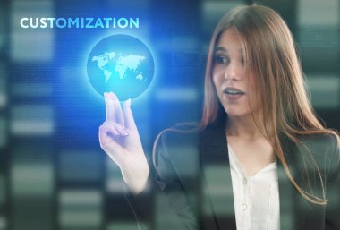 İş, teknoloji, Internet ve ağ kavramı. Geleceğin sanal bir ekranda çalışan genç bir girişimci ve yazıt görür: özelleştirme