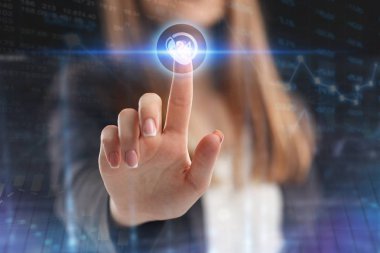 İş, teknoloji, Internet ve ağ kavramı. Geleceğin sanal bir ekranda çalışan genç bir girişimci ve yazıt görür: 