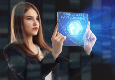 İş, teknoloji, Internet ve ağ kavramı. Geleceğin sanal bir ekranda çalışan genç bir girişimci ve yazıt görür: mobil uygulamaları geliştirme