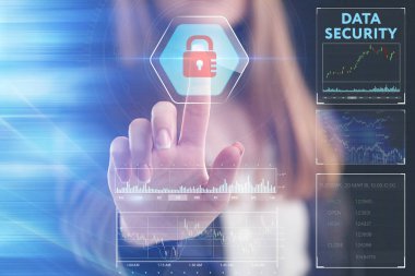 İş, teknoloji, Internet ve ağ kavramı. Geleceğin sanal bir ekranda çalışan genç bir girişimci ve yazıt görür: veri güvenliği