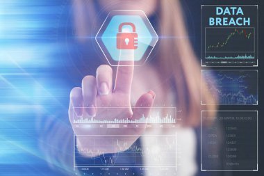 İş, teknoloji, Internet ve ağ kavramı. Geleceğin sanal bir ekranda çalışan genç bir girişimci ve yazıt görür: veri ihlali