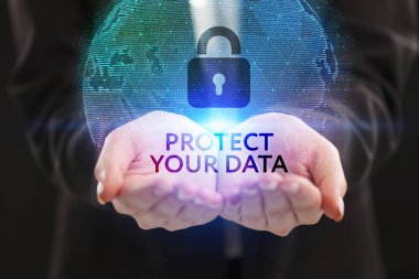 İş, teknoloji, Internet ve ağ kavramı. Geleceğin sanal bir ekranda çalışan genç bir girişimci ve yazıt görür: verilerinizi koruyun