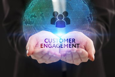 İş, teknoloji, Internet ve ağ kavramı. Geleceğin sanal bir ekranda çalışan genç bir girişimci ve yazıt görür: müşteri kazanımı