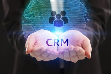 İş, teknoloji, Internet ve ağ kavramı. Geleceğin sanal bir ekranda çalışan genç bir girişimci ve yazıt görür: Crm