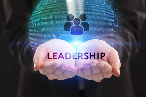 İş, teknoloji, Internet ve ağ kavramı. Geleceğin sanal bir ekranda çalışan genç bir girişimci ve yazıt görür: liderlik