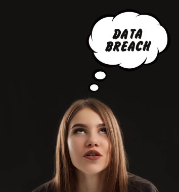 Pazarlama, teknoloji, Internet ve ağ kavramı. Genç girişimci bir fikir olur: veri ihlali