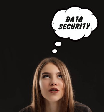 Pazarlama, teknoloji, Internet ve ağ kavramı. Genç girişimci bir fikir olur: veri güvenliği