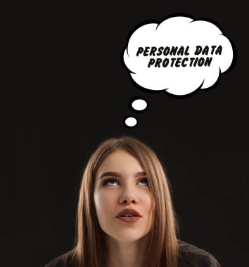 Pazarlama, teknoloji, Internet ve ağ kavramı. Genç girişimci bir fikir olur: kişisel verilerin korunması