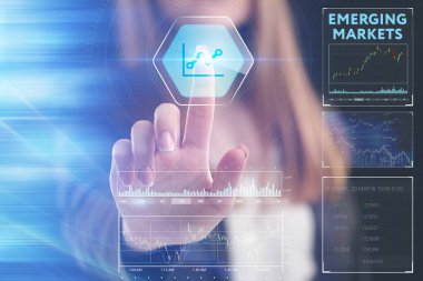 İş, teknoloji, Internet ve ağ kavramı. Geleceğin sanal bir ekranda çalışan genç bir girişimci ve yazıt görür: piyasalar ortaya çıkan