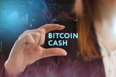 İş, teknoloji, Internet ve ağ kavramı. Geleceğin sanal bir ekranda çalışan genç bir girişimci ve yazıt görür: bitcoin nakit