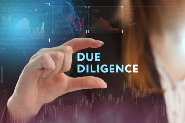 İş, teknoloji, Internet ve ağ kavramı. Geleceğin sanal bir ekranda çalışan genç bir girişimci ve yazıt görür: Due diligence