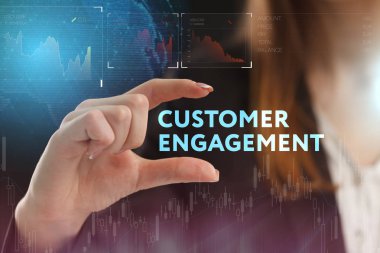 İş, teknoloji, Internet ve ağ kavramı. Geleceğin sanal bir ekranda çalışan genç bir girişimci ve yazıt görür: müşteri kazanımı