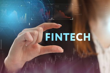 İş, teknoloji, Internet ve ağ kavramı. Geleceğin sanal bir ekranda çalışan genç bir girişimci ve yazıt görür: Fintech