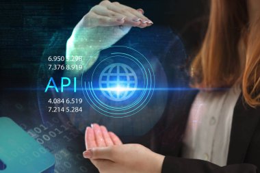 İş, teknoloji, Internet ve ağ kavramı. Geleceğin sanal bir ekranda çalışan genç bir girişimci ve yazıt görür: API