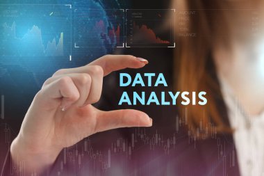 İş, teknoloji, Internet ve ağ kavramı. Geleceğin sanal bir ekranda çalışan genç bir girişimci ve yazıt görür: veri analizi