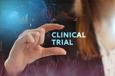 İş, teknoloji, Internet ve ağ kavramı. Geleceğin sanal bir ekranda çalışan genç bir girişimci ve yazıt görür: klinik