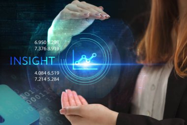 İş, teknoloji, Internet ve ağ kavramı. Geleceğin sanal bir ekranda çalışan genç bir girişimci ve yazıt görür: Insight