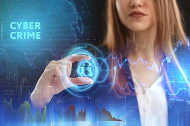 İş, teknoloji, Internet ve ağ kavramı. Geleceğin sanal bir ekranda çalışan genç bir girişimci ve yazıt görür: siber suç