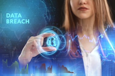 İş, teknoloji, Internet ve ağ kavramı. Geleceğin sanal bir ekranda çalışan genç bir girişimci ve yazıt görür: veri ihlali