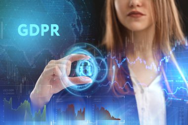 İş, teknoloji, Internet ve ağ kavramı. Geleceğin sanal bir ekranda çalışan genç bir girişimci ve yazıt görür: Gdpr