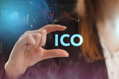İş, teknoloji, Internet ve ağ kavramı. Geleceğin sanal bir ekranda çalışan genç bir girişimci ve yazıt görür: ICO