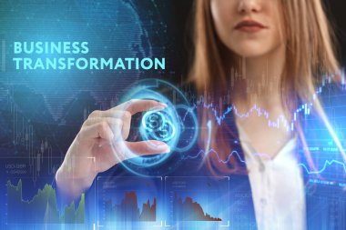 İş, teknoloji, internet ve şebeke kavramı. Genç bir girişimci geleceğin sanal ekranı üzerinde çalışıyor ve yazıyı görüyor: iş dönüşümü