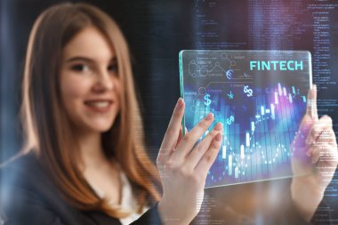 İş, teknoloji, Internet ve ağ kavramı. Geleceğin sanal bir ekranda çalışan genç bir girişimci ve yazıt görür: Fintech