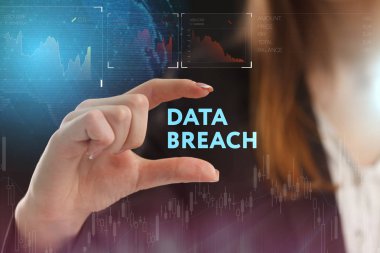 İş, teknoloji, Internet ve ağ kavramı. Geleceğin sanal bir ekranda çalışan genç bir girişimci ve yazıt görür: veri ihlali