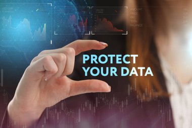 İş, teknoloji, Internet ve ağ kavramı. Geleceğin sanal bir ekranda çalışan genç bir girişimci ve yazıt görür: verilerinizi koruyun