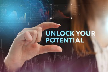 İş, teknoloji, Internet ve ağ kavramı. Geleceğin sanal bir ekranda çalışan genç bir girişimci ve yazıt görür: potansiyel Unlock