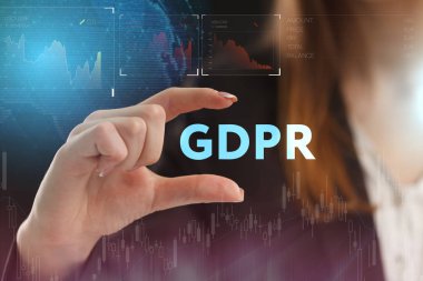 İş, teknoloji, Internet ve ağ kavramı. Geleceğin sanal bir ekranda çalışan genç bir girişimci ve yazıt görür: Gdpr