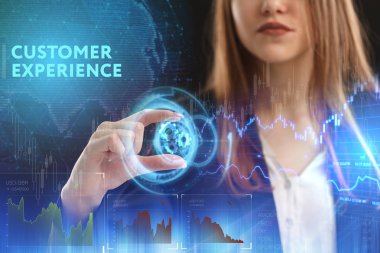 İş, teknoloji, Internet ve ağ kavramı. Geleceğin sanal bir ekranda çalışan genç bir girişimci ve yazıt görür: müşteri deneyimi