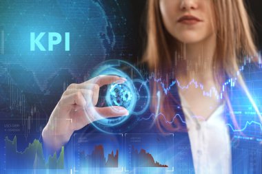İş, teknoloji, Internet ve ağ kavramı. Geleceğin sanal bir ekranda çalışan genç bir girişimci ve yazıt görür: KPI