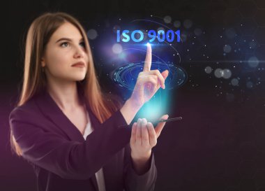 İş, teknoloji, internet ve şebeke kavramı. Geleceğin sanal ekranı üzerinde çalışan genç bir girişimci yazıyı görür: ISO 9001