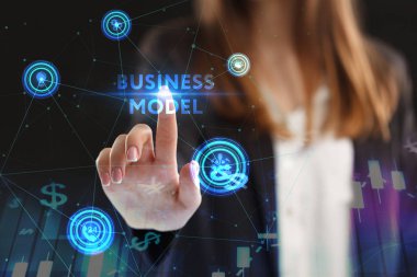 İş, teknoloji, Internet ve ağ kavramı. Geleceğin sanal bir ekranda çalışan genç bir girişimci ve yazıt görür: iş modeli