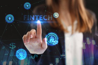 İş, teknoloji, Internet ve ağ kavramı. Geleceğin sanal bir ekranda çalışan genç bir girişimci ve yazıt görür: Fintech