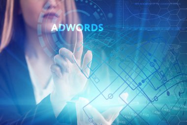 İş, teknoloji, Internet ve ağ kavramı. Geleceğin sanal bir ekranda çalışan genç bir girişimci ve yazıt görür: Adwords