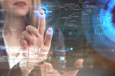 İş, teknoloji, Internet ve ağ kavramı. Geleceğin sanal bir ekranda çalışan genç bir girişimci ve yazıt görür: dönüştürme