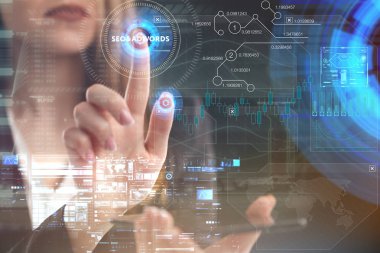 İş, teknoloji, Internet ve ağ kavramı. Geleceğin sanal bir ekranda çalışan genç bir girişimci ve yazıt görür: Seo ve Adwords