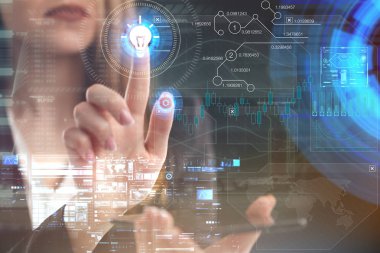 İş, teknoloji, Internet ve ağ kavramı. Geleceğin sanal bir ekranda çalışan genç bir girişimci ve yazıt görür: 