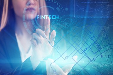 İş, teknoloji, Internet ve ağ kavramı. Geleceğin sanal bir ekranda çalışan genç bir girişimci ve yazıt görür: Fintech