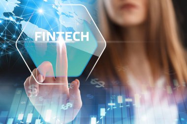 İş, teknoloji, Internet ve ağ kavramı. Geleceğin sanal bir ekranda çalışan genç bir girişimci ve yazıt görür: Fintech