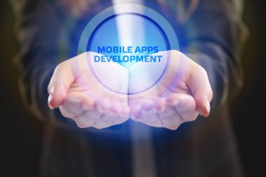 İş, teknoloji, Internet ve ağ kavramı. Geleceğin sanal bir ekranda çalışan genç bir girişimci ve yazıt görür: mobil uygulamaları geliştirme