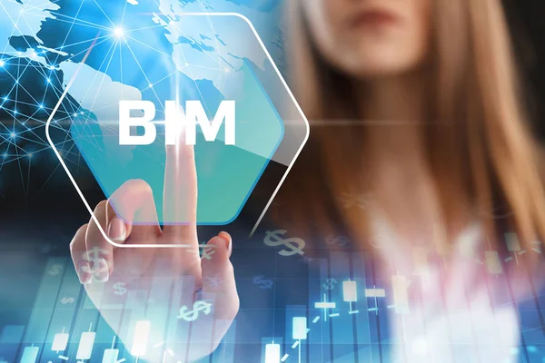 İş, teknoloji, internet ve şebeke kavramı. Geleceğin sanal ekranı üzerinde çalışan genç bir girişimci yazıyı görür: BIM